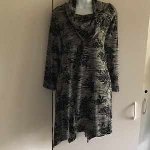 NWT- cowl long tunic. Rose pattern in fabric. 1X